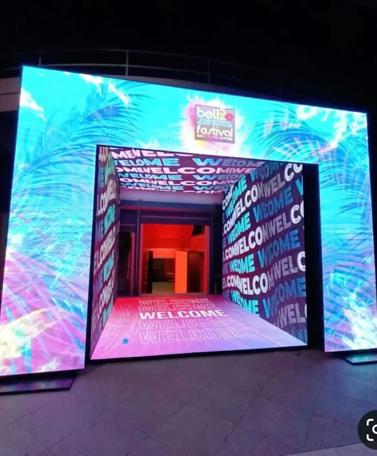 Portal LED inmersivo Belize Festival con entrada tipo túnel de bienvenida