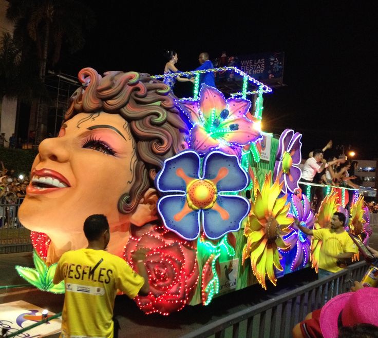 Carroza con rostro gigante iluminada con LEDs para desfile de la Feria de Cali